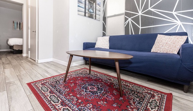 Modern 1BR Walk to All! Parking, Wi-Fi ⚡️ Cable TV - Discounts For Longer Stays