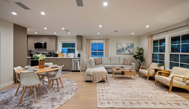 Modern 2BR In Woodland Hills EV Charger Pool Fast Wi-Fi+WorkDesk AC Smart-Lock