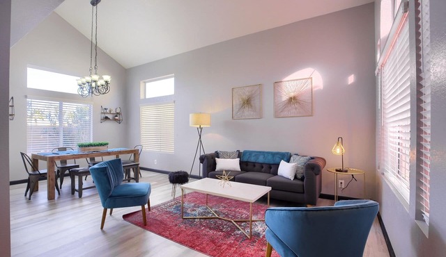 Modern Chic Cozy w/Free Hottub and EV Charging, 10min>Strip, 5min to Airport