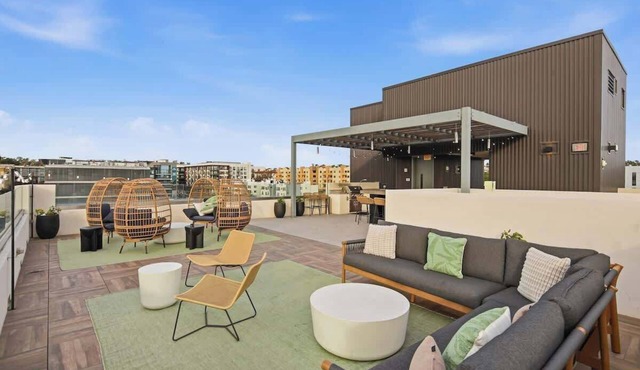 Modern Downtown Retreat | Balcony + Rooftop Views