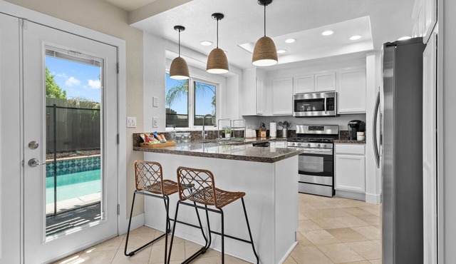 Modern Family Home! Pool, Bar, Games, BBQ, Office! Off the highway! 7 min to UCR