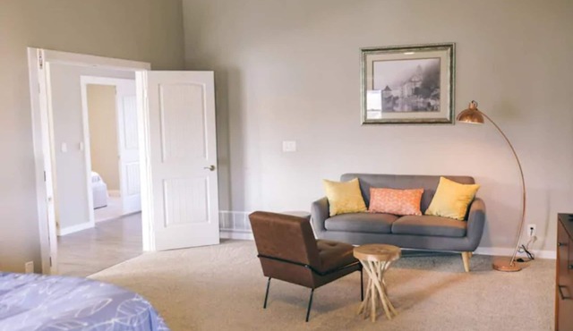Modern farmhouse on 9 acres in the middle of Boise