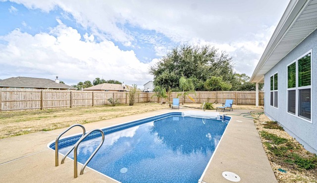 Modern home with WiFi, deck, washer & dryer and central AC