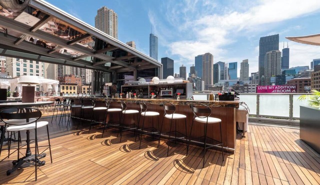 Modern Suite with Rooftop Lounge & Views of Downtown Chicago