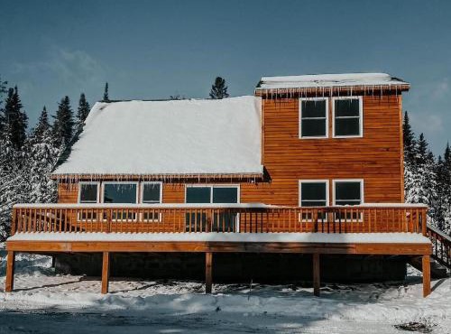 Moosehead State of Mind, 3BR Cabin with Mtn Views & Deck