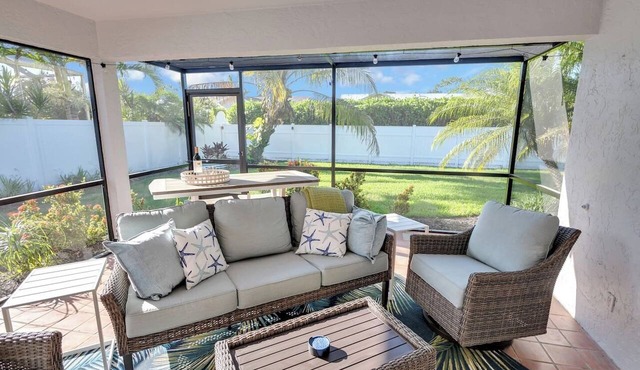 Naples Beautiful 4 BR Home w/Screened Lanai - Near Beaches, Clean & Comfortable