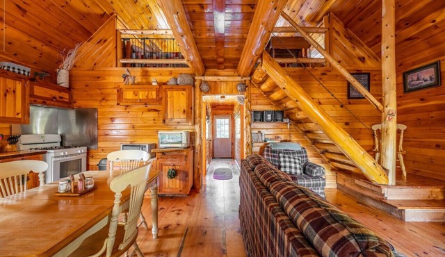 Nature Enthusiast's Haven:Cabin with Scenic Trails