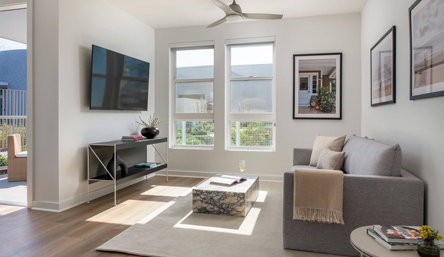 New 1 Bedroom Modern Serviced Apt Near Strip - Perfect for Business Travelers