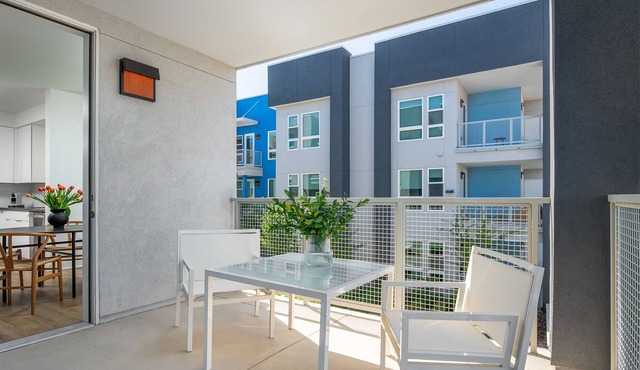 New 2 Bedroom Luxury Serviced Apartment Near Strip Ideal for Business Travelers