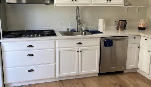 New Guesthouse! w/Full Kitchen!