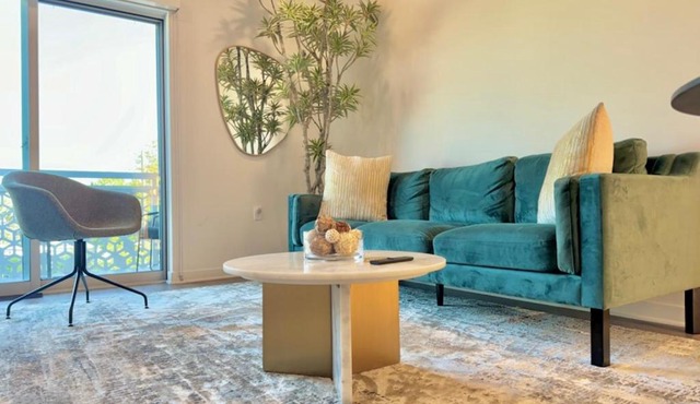 NEW One Bedroom Penthouse, Silver Lake + Parking!