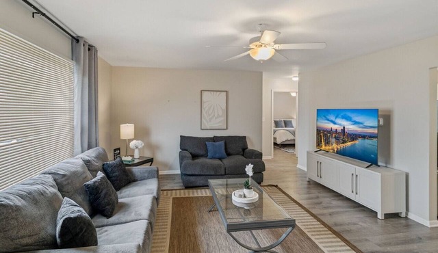 New updated Apt 1/2 Mile to Downtown Libertyville!