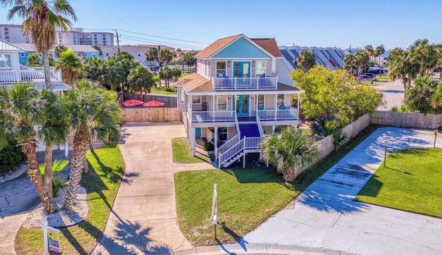 Newly Renovated Pet Friendly home w/Private Heated Saltwater Pool!