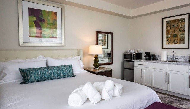 Next to San Diego Downtown - Cali King Size Studio