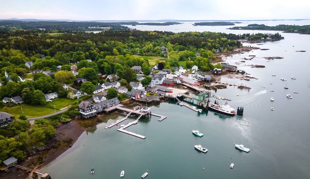 North Haven Island Paradise! Walk to Ocean & Ferry