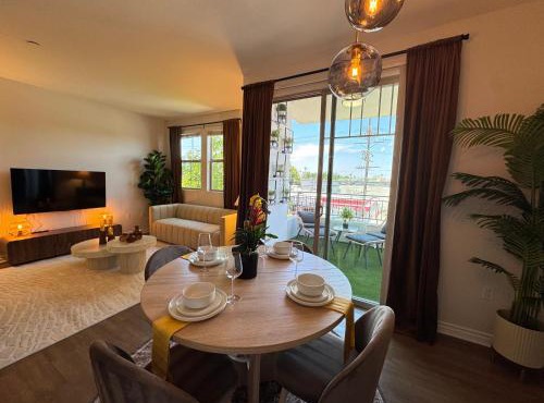 Oaks Valley Retreat with 2 Balconies, Gym, Parking & Laundry 214