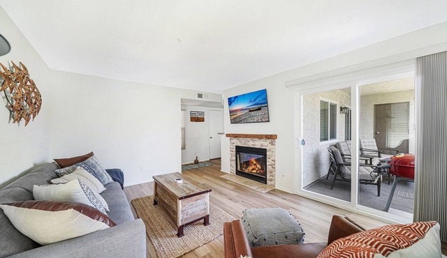 Ocean Close Escape 1BR/1BA Walk to Beach Sleeps 4 - Starboard Charm!