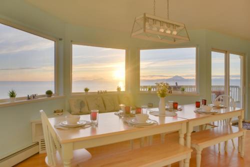 Oceanfront Kenai Villa w/Fireplace & Deck