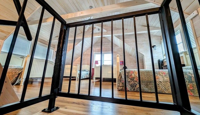 Oceanside Saltwater Farm House NEW! Sleeps 11, beach, firepit