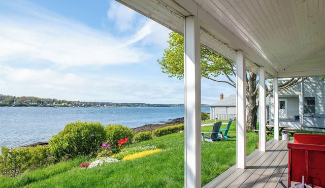 Ole Greeley Cottage - Classic oceanfront, pet-friendly Bailey Island cottage