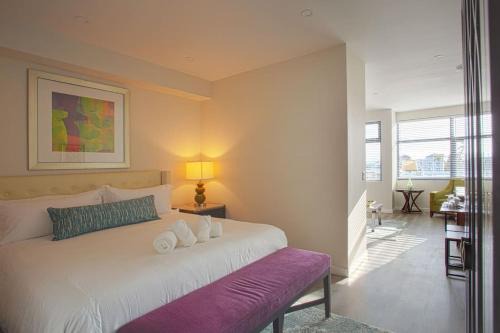 One Bedroom Apartment with SD Downtown View
