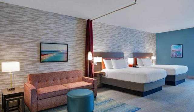 Onsite Pool and Gym, 2 Queen bed w/Kitchenette + Breakfast Included