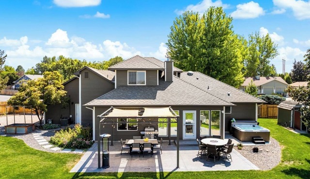 Outdoor oasis w/view & Hot tub