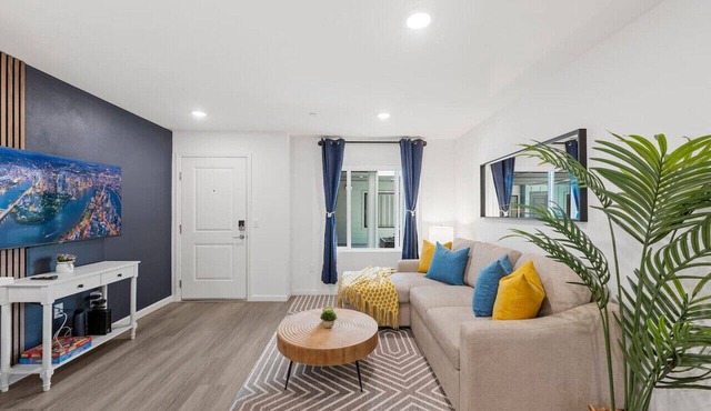 PB Penthouse, King Bed, 2 Blocks to Beach, Parking