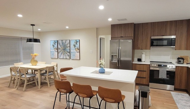 Peaceful 3-bedroom 2.5 bath house with AC in Sarasota 6 minutes to Siesta Key