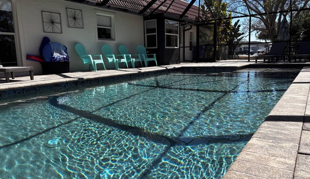 Peaceful retreat located in Pinecraft Sarasota Florida - heated pool- hot tub.