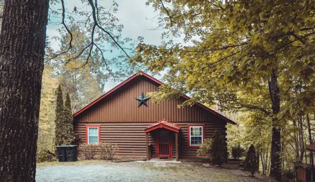 Perfect getaway for the holidays! Private cabin with mountain and lake views.