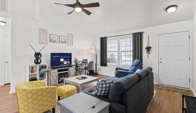 Perfect Location | Fast WiFi + Backyard & BBQ