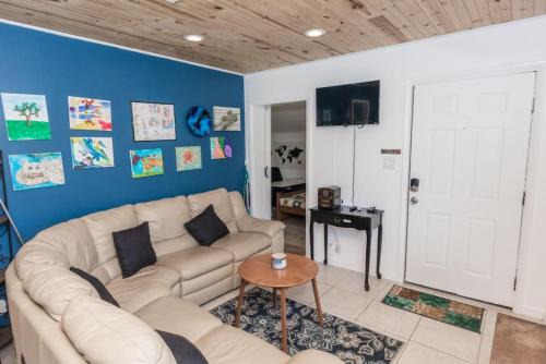 Pet Friendly Cheerful home on Emerald Coast - by SharpCat