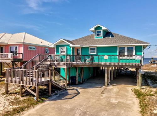 Pet-Friendly Cottage with Private Beach Access & Pier in Dauphin Island, Alabama