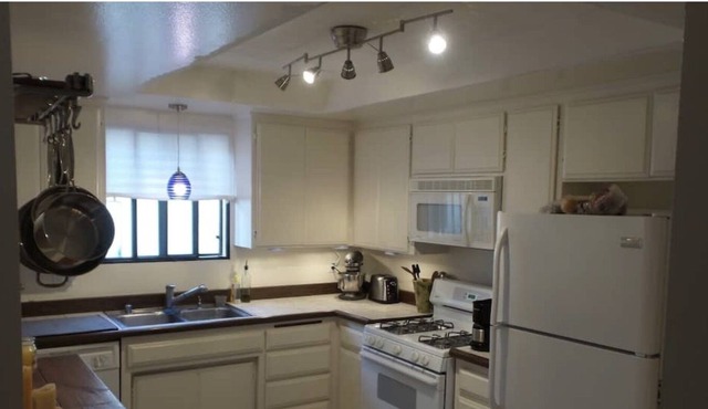 Playa Del Rey Near The Beach! Spacious 1 BR/1.5 Bath. Pool, tennis courts, gym