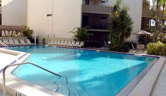 Poolside Condo minutes from Siesta Key Beach