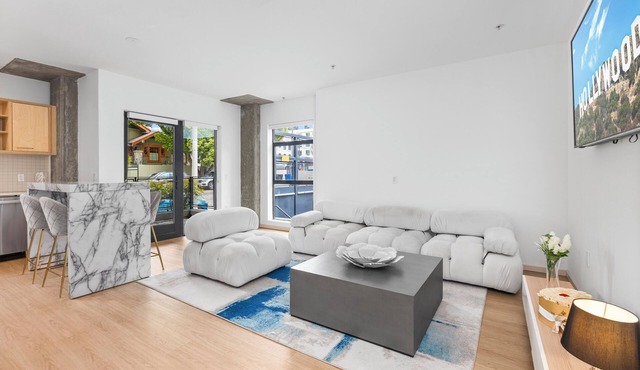 Prime Hollywood Location - Pool Access + Gym