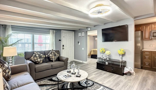 Private 1BR guest house near downtown & airport Separate entrance WiFi Patio Comfortable stay.