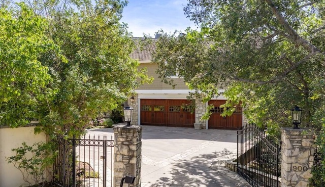 Private Brentwood Retreat: Pool, Gym, and Views