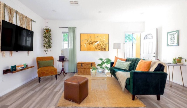 Private Patio · Free Parking · Gated Bungalow Near Silver Lake
