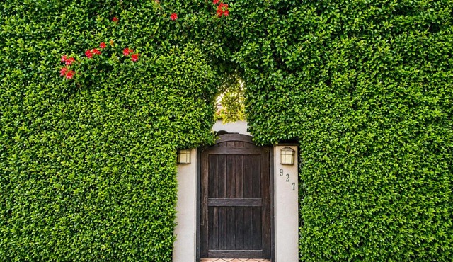 Private Rooms At The Spanish Villa Near The Grove