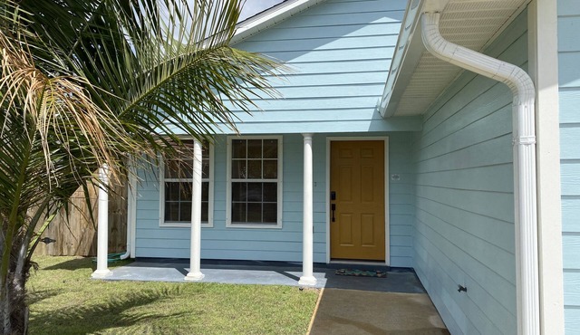 Quiet, dog-friendly, cottage retreat - just 4 minutes from the beach!