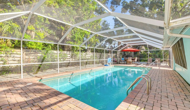 Quiet Sarasota Retreat - 6 Mi to Siesta Key Beach!