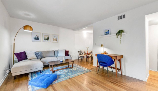 Quiet, Spacious Mapleton Hill Apartment - Walk to Pearl Street - Walk to Hiking in Boulder