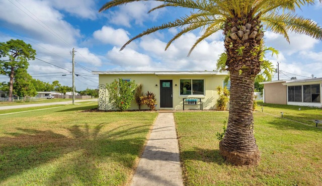 Relax in Hot Tub, Walk to Springs: North Port Home