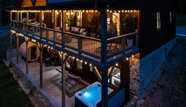Relax in Style w/3 Master Suites, Game Rm, Hot Tub, Fire pit, Sauna & More!