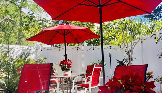 Relaxing Downtown SRQChristian Cottage. 2 bedrooms 2 FULL bathrooms.