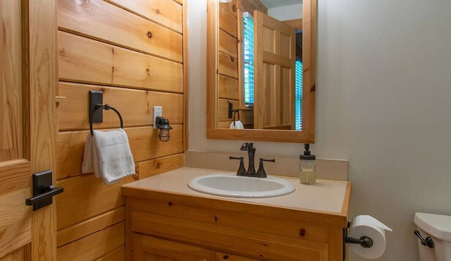 Relaxing Two Bedroom Cabin - 10 minutes to Camden!