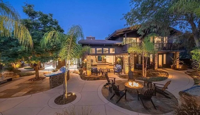 Resort-Style 5 BR Retreat in Lake Hodges W Pool, Jacuzzi, Grill, Volleyball Court