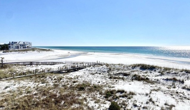 Right on the Beach ~ An Emerald Oasis ~ Pool ~ 1BR 1BA ~ King & Bunks